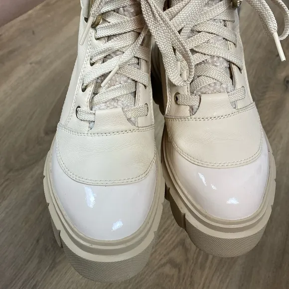Sorel Caribou X Waterproof Lace-Up Platform Boots with Sherpa size 6