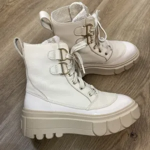 Sorel Caribou X Waterproof Lace-Up Platform Boots with Sherpa size 6