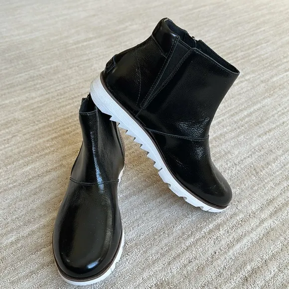 Sorel Rain Boots Harlow Zip Waterproof Black Shiny Patent Ankle Booties Size 7.5