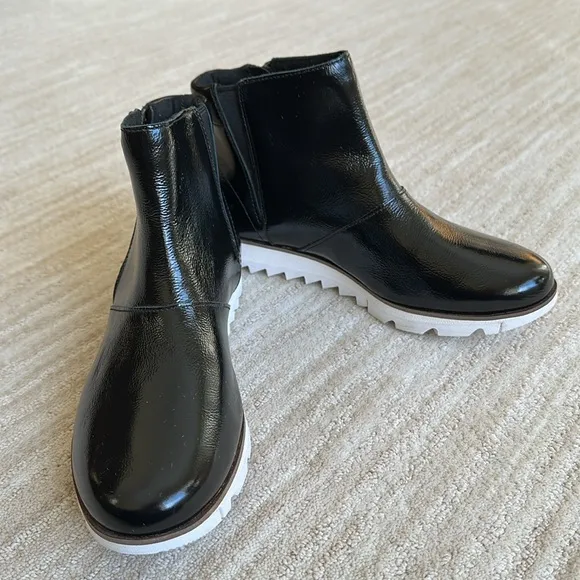 Sorel Rain Boots Harlow Zip Waterproof Black Shiny Patent Ankle Booties Size 7.5