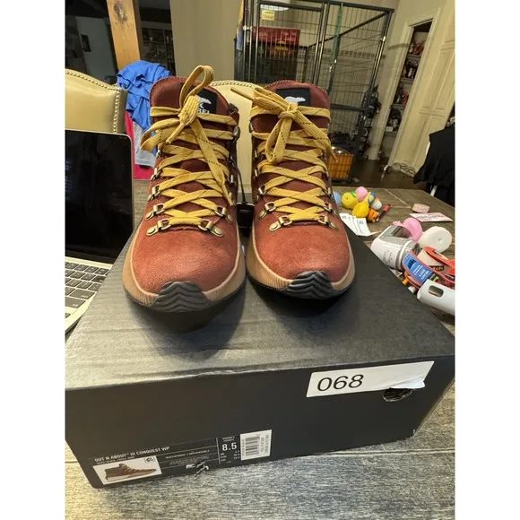 Sorel Women's Out N About III Conquest WP Waterproof Boots Red Black Size 8.5