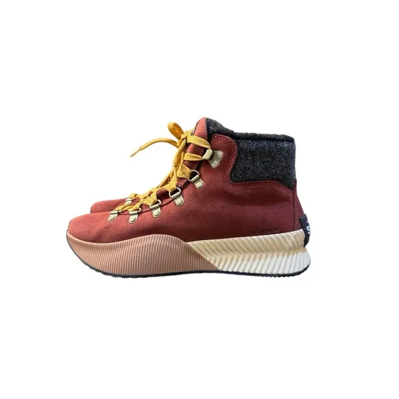 Sorel Women's Out N About III Conquest WP Waterproof Boots Red Black Size 8.5