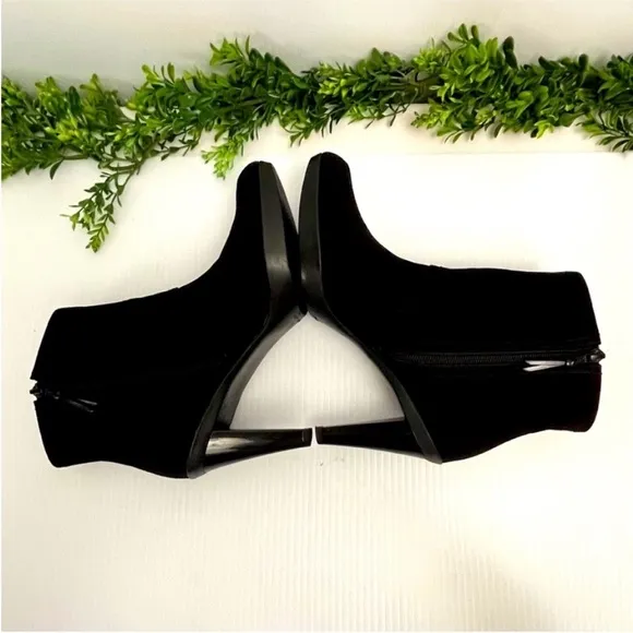 STUART WEITZMAN'Gorgeous' Black Gore Tex Waterproof Booties Sz 8