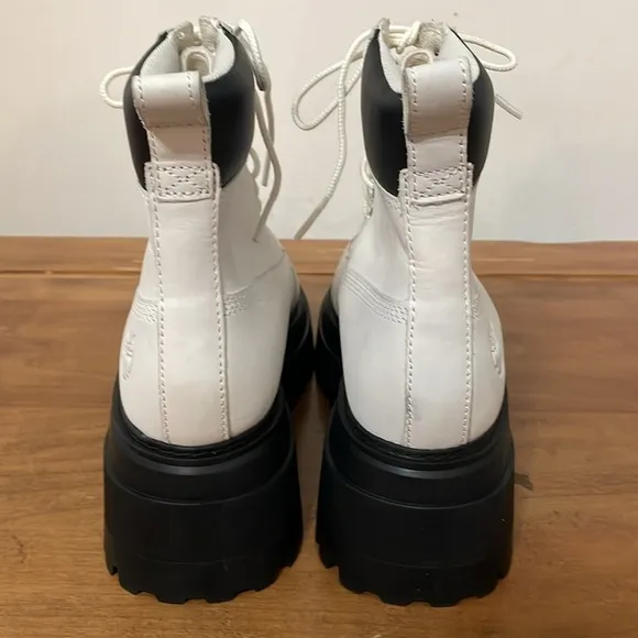 Timberland Women's Sky Waterproof Lace-Up Boots Size 8.5 Bright White Nubuck