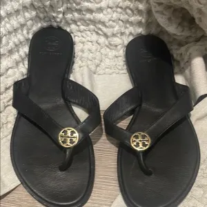 Tory Burch Benton slip on flat thong sandals size 8 no scratches or flaws