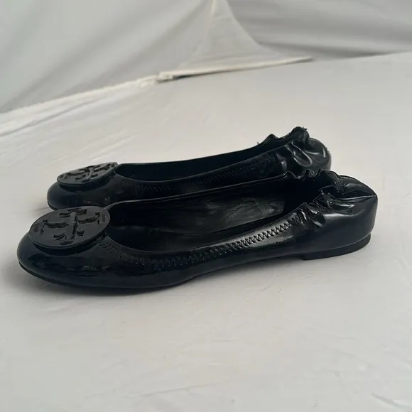 Tory Burch Reva black patent leather round medallion logo travel flat shoes