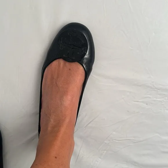 Tory Burch Reva black patent leather round medallion logo travel flat shoes