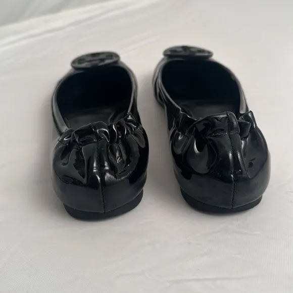 Tory Burch Reva black patent leather round medallion logo travel flat shoes