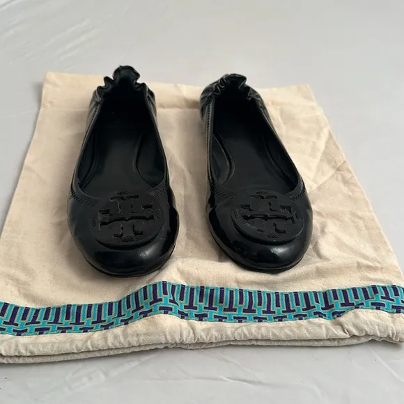 Tory Burch Reva black patent leather round medallion logo travel flat shoes