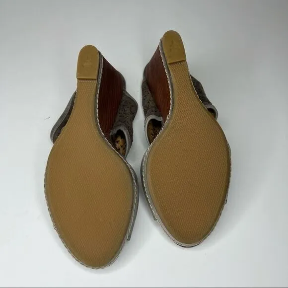 Trask Payton 7.5 T strap slip on Italian waxed suede leather wedge sandals gray