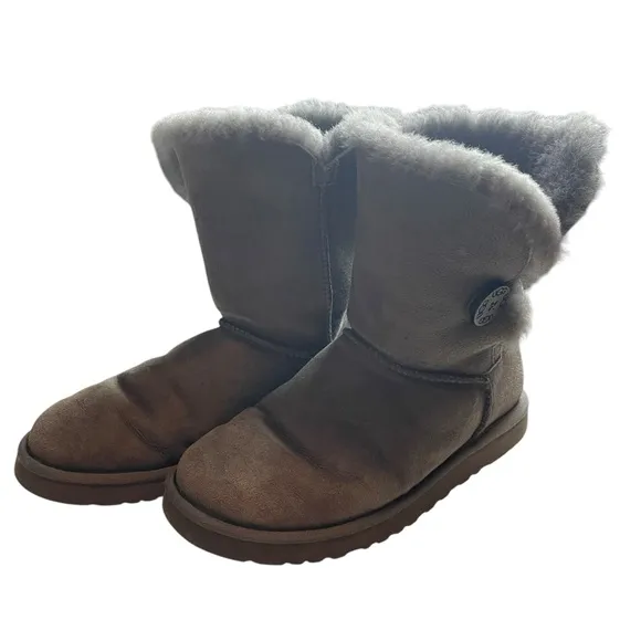 UGG Australia Bailey Button Short Boots Gray Suede Shearling Size 8