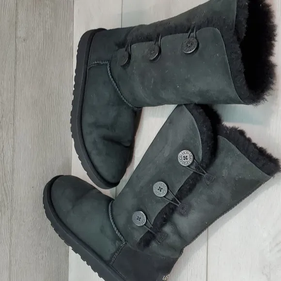 Ugg Australia Women 1962Y Tall Bailey Button Triplet Sheepskin shoes boots sz 6