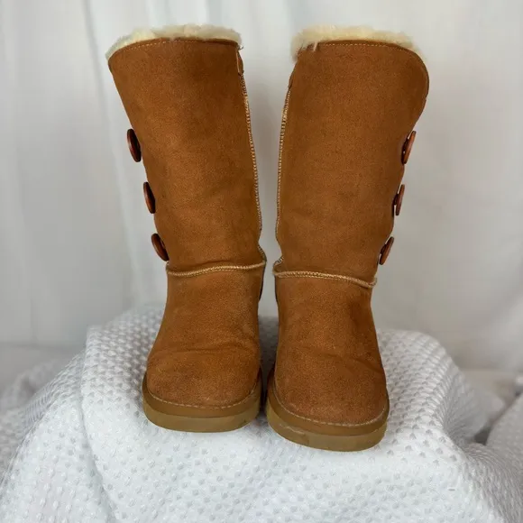UGG BAILEY BUTTON TRIPLET TRIPLE II CHESTNUT SUEDE FUR BOOTS 8 WOMEN
