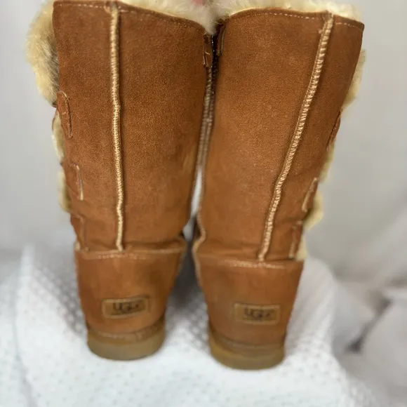 UGG BAILEY BUTTON TRIPLET TRIPLE II CHESTNUT SUEDE FUR BOOTS 8 WOMEN