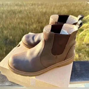 UGG Bolden Weather leather Chelsea boots size 6