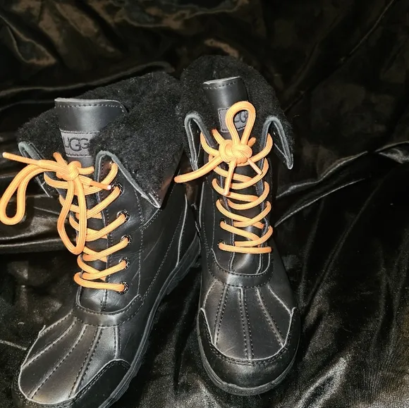 UGG® Butte II Boot -Big Kid -size 4