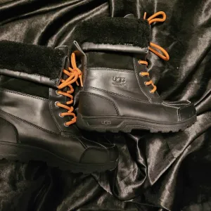 UGG® Butte II Boot -Big Kid -size 4