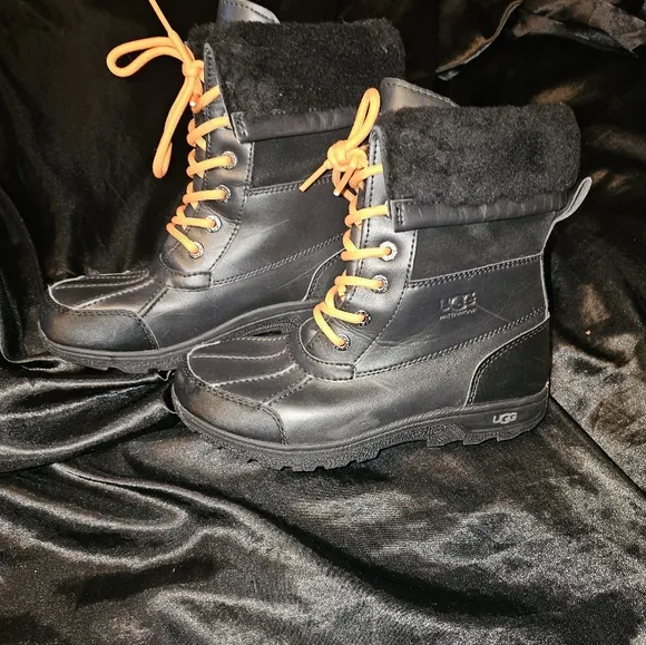 UGG® Butte II Boot -Big Kid -size 4