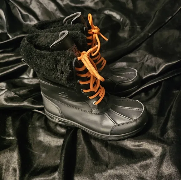 UGG® Butte II Boot -Big Kid -size 4