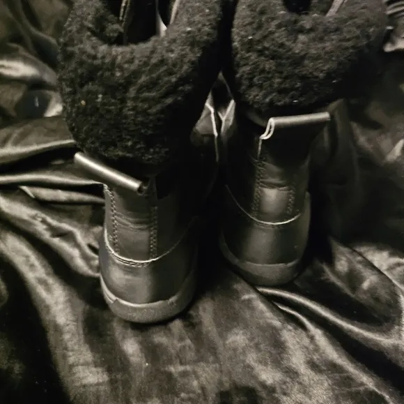UGG® Butte II Boot -Big Kid -size 4