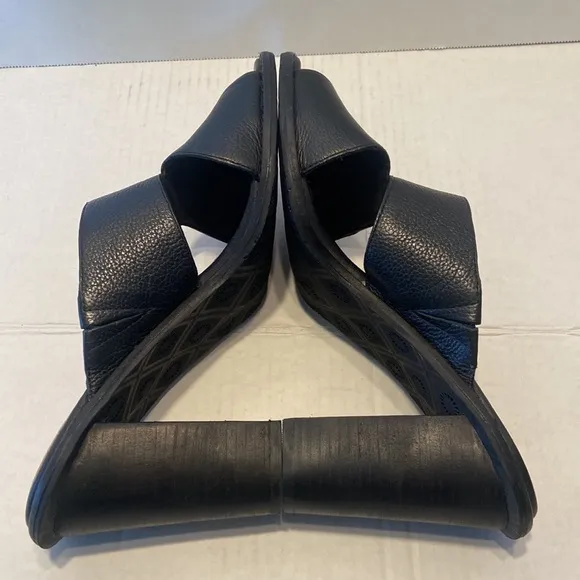Ugg Celia Black Leather Sandals Size 10