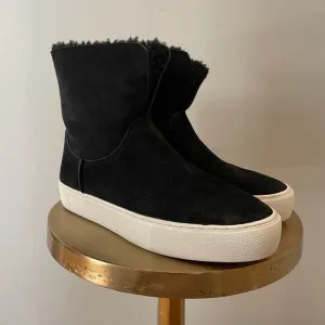 UGG Lynus 1123692 Sneaker Boots | Black Suede Shearling, 8, EUC, Worn only 1x