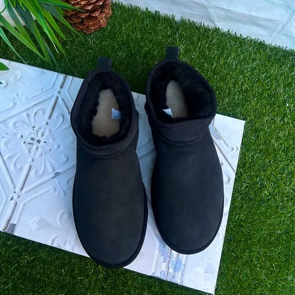 UGG Ultra Mini Classic boots black winter boots size 8 gently used