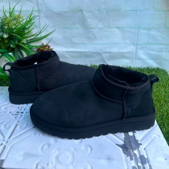 UGG Ultra Mini Classic boots black winter boots size 8 gently used