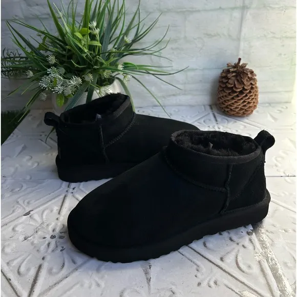 UGG Ultra Mini Classic boots black winter boots size 8 gently used