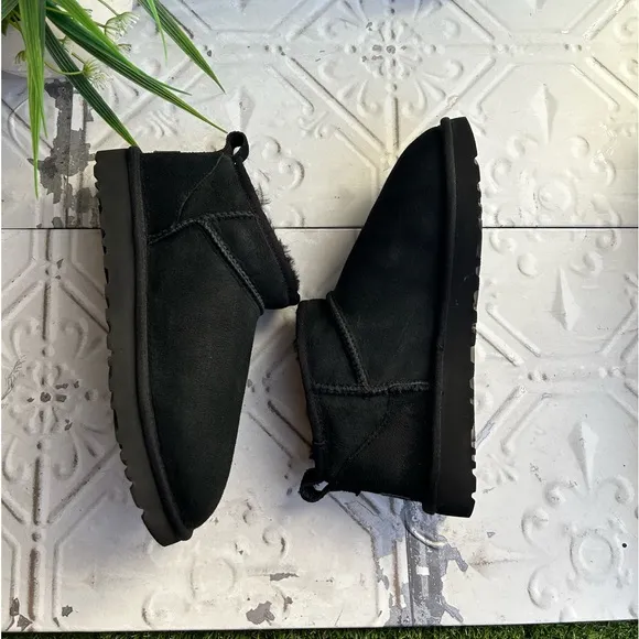 UGG Ultra Mini Classic boots black winter boots size 8 gently used