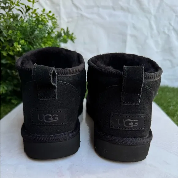 UGG Ultra Mini Classic boots black winter boots size 8 gently used
