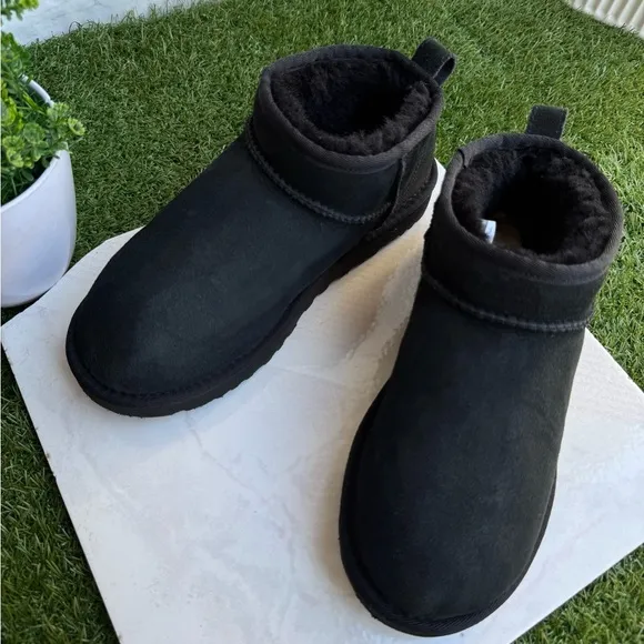 UGG Ultra Mini Classic boots black winter boots size 8 gently used