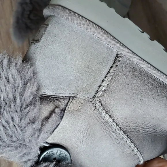 Ugg Women Bailey Button II Booties Sheepskin shoes sz 8