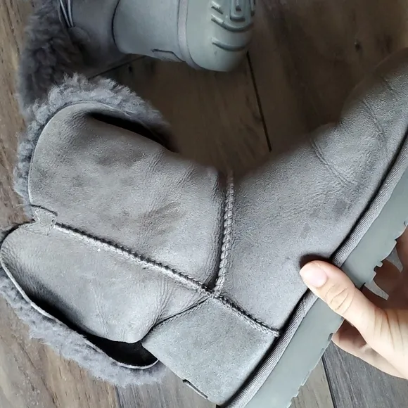 Ugg Women Bailey Button II Booties Sheepskin shoes sz 8