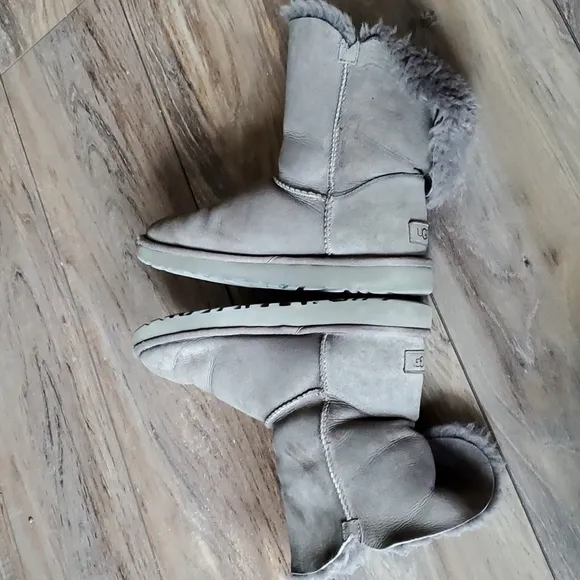 Ugg Women Bailey Button II Booties Sheepskin shoes sz 8