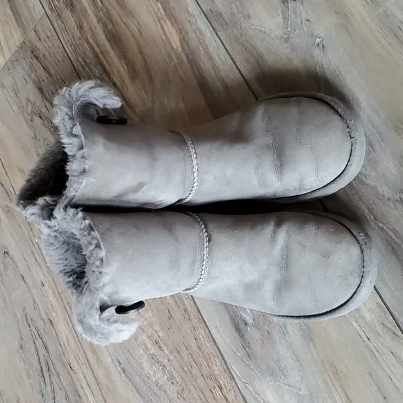 Ugg Women Bailey Button II Booties Sheepskin shoes sz 8