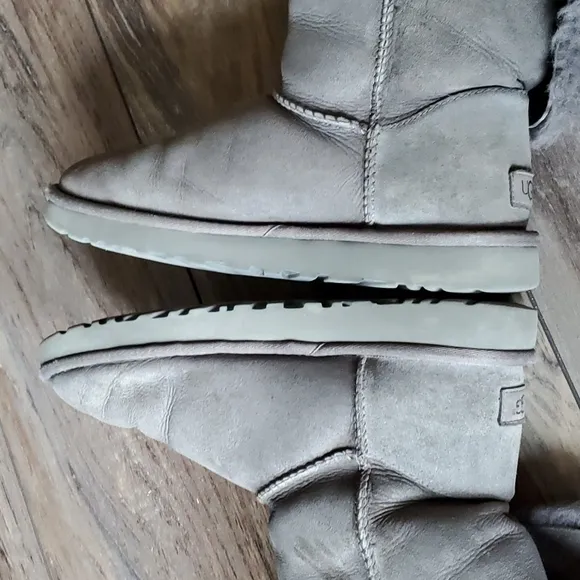 Ugg Women Bailey Button II Booties Sheepskin shoes sz 8