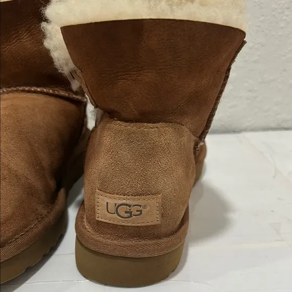 UGG women mini Bailey button ll boot GUC Brown Sheepskin Boots size 9