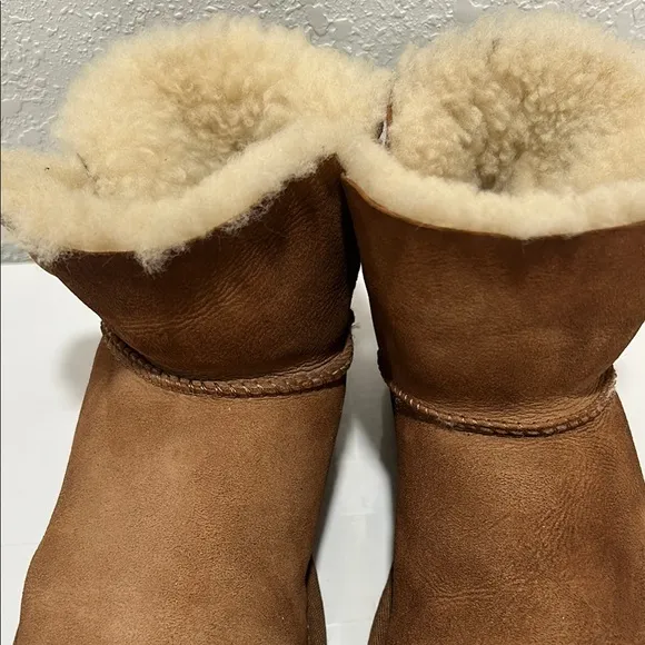 UGG women mini Bailey button ll boot GUC Brown Sheepskin Boots size 9