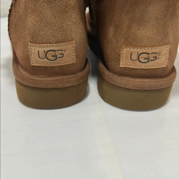 UGG women mini Bailey button ll boot GUC Brown Sheepskin Boots size 9
