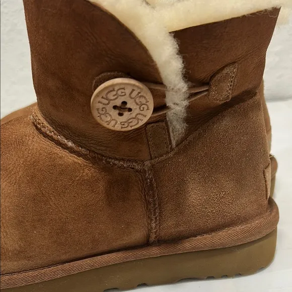 UGG women mini Bailey button ll boot GUC Brown Sheepskin Boots size 9