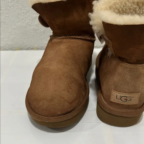 UGG women mini Bailey button ll boot GUC Brown Sheepskin Boots size 9