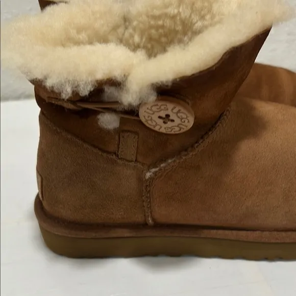 UGG women mini Bailey button ll boot GUC Brown Sheepskin Boots size 9