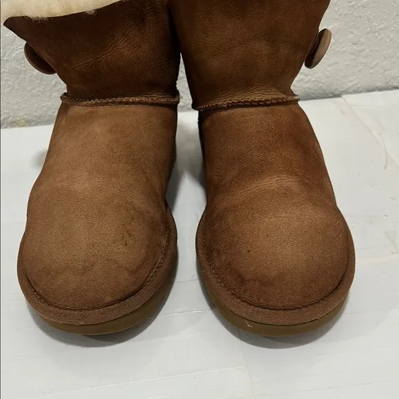 UGG women mini Bailey button ll boot GUC Brown Sheepskin Boots size 9