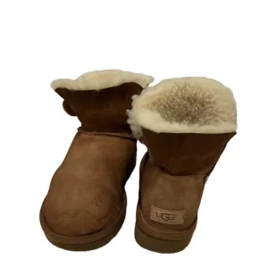 UGG women mini Bailey button ll boot GUC Brown Sheepskin Boots size 9