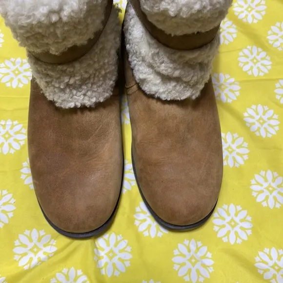 UGG Women's Blayre IIl Shearling Cuff Boots Size 8.5 Great Shape