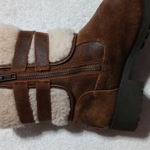 UGG Women's Blayre IIl Shearling Cuff Boots Size 8.5 Great Shape