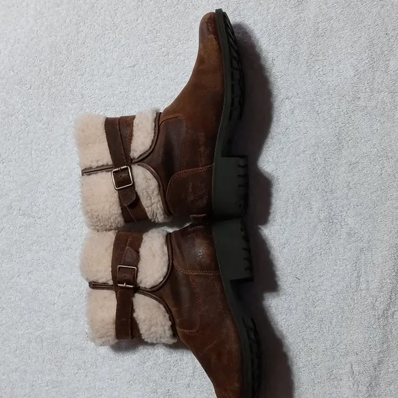 UGG Women's Blayre IIl Shearling Cuff Boots Size 8.5 Great Shape