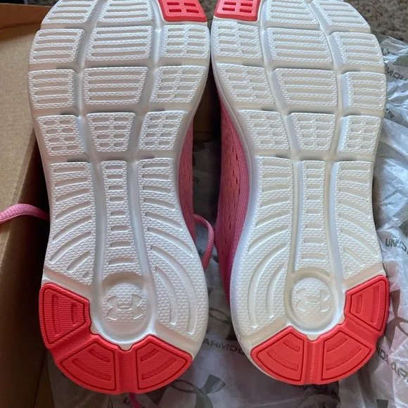 Under armour girls light weight shoes size 4Y