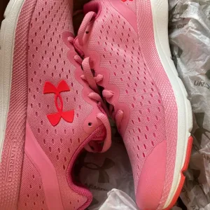 Under armour girls light weight shoes size 4Y